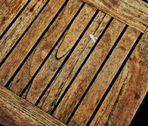 Décaper un meuble sans abîmer le bois : méthodes douces
