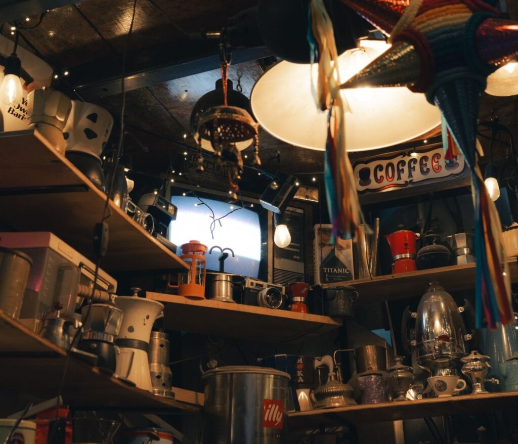 Votre intérieur, un havre de paix 6 Faux livres décoration : l’accessoire qui sublime votre intérieur