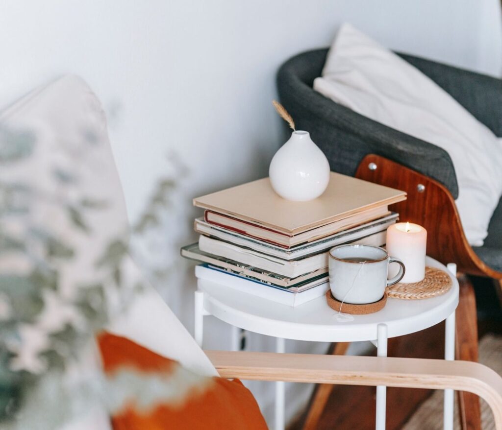 Votre intérieur, un havre de paix 7 Coin lecture cosy et organisé dans votre salon