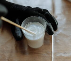 Peinture effet métal : relooker un meuble pas à pas
